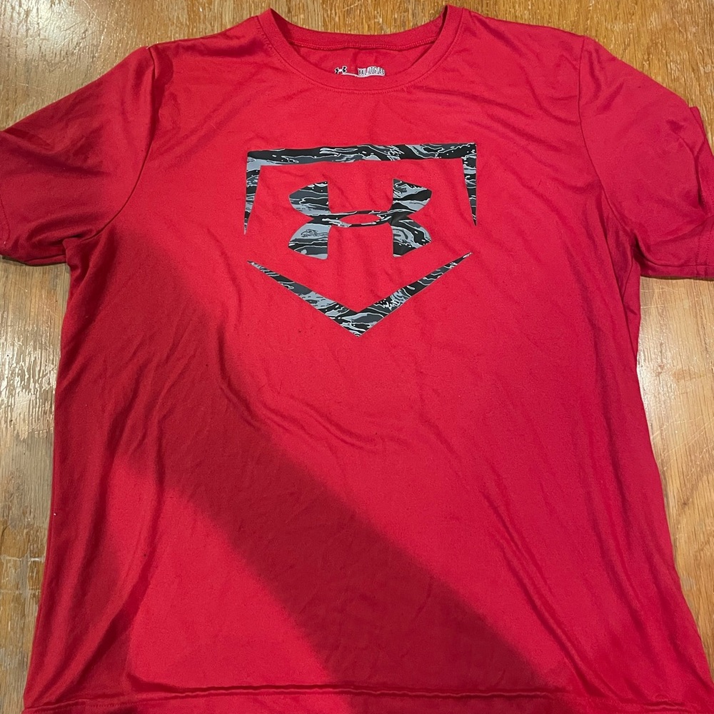 Boy’s Under Armour shirt sleeve shirt size XL